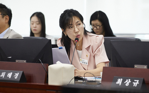 경기도의회 경제노동위원회 최혜경 의원이 9일 열린 제393회 임시회 제2차 경제노동위원회 회의에서 발언하고 있다. 제공=경기도의회