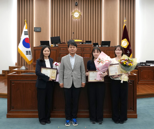 정병용 하남시의회 의장(왼쪽 두번째) 제352회 임시회 개회식에서 우수공무원 표창 수여