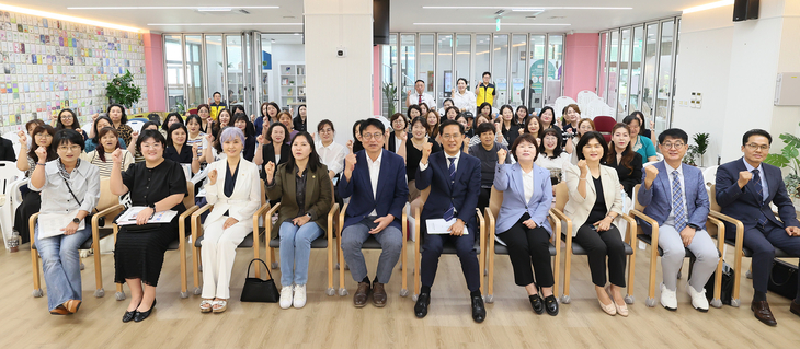 도성훈 인천시교육감(앞줄 왼쪽 다섯 번째)이 8일 신트리도서관에서 열린 '교육감과 소통의 날' 행사에서 부평구·계양구 시민소통참여단과 함께 기