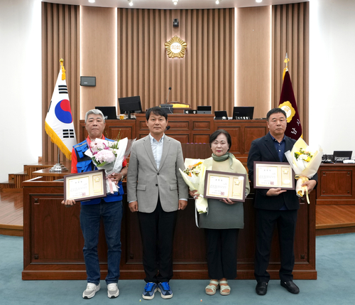 정병용 하남시의회 의장(왼쪽 두번째) 제352회 임시회 개회식에서 모범시민상 수여