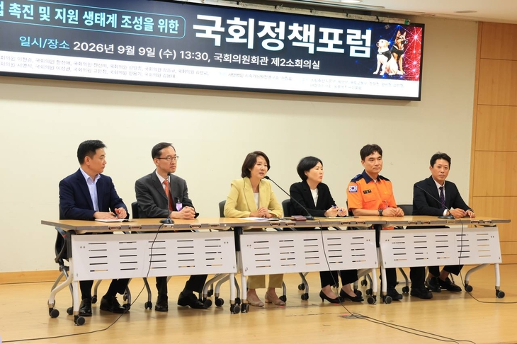 ▲이영 이사장과 참석자들이 은퇴 봉사동물의 의료·복지 지원 방안을 논의하고 있다. 사진=이용욱 인턴기자
