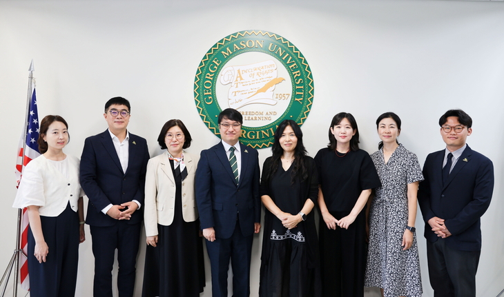 지난 9일 인천 송도 조지메이슨대학교 한국캠퍼스에서 열린 협약식에서 김미향 형지엘리트 상무(오른쪽 네 번째)와 조슈아 박 조지메이슨대학교 한국