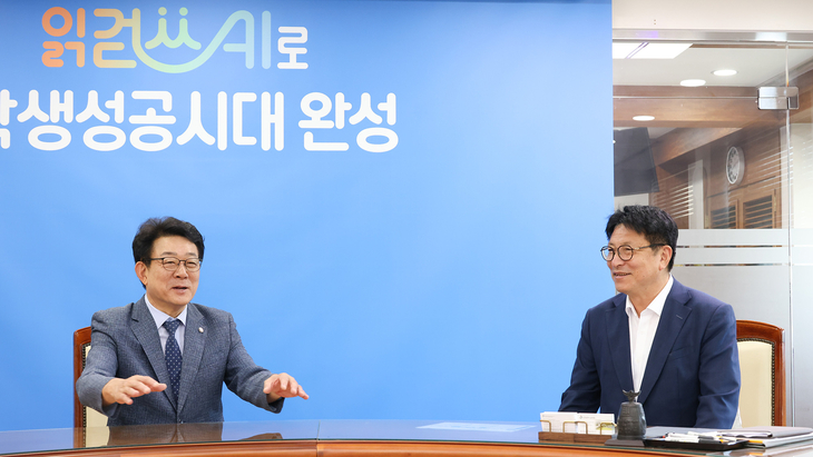 도성훈 인천시교육감(오른쪽)이 8일 더불어민주당 인천시당위원장 허종식 의원과 만나 교육재정 현안을 논의하고 있다. 제공=인천시교육청