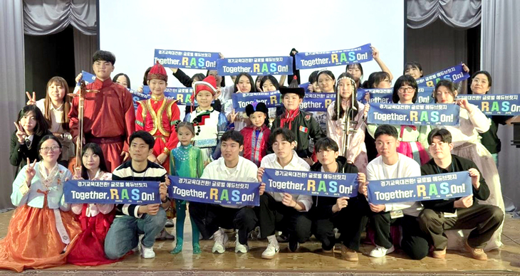 경기도교육청국제교육원의 'K-Culture 학생 홍보대사단 프로젝트'에 참여한 경기도 학생들과 몽골 현지 학생들이 문화교류 활동을 마친 뒤 기념촬영