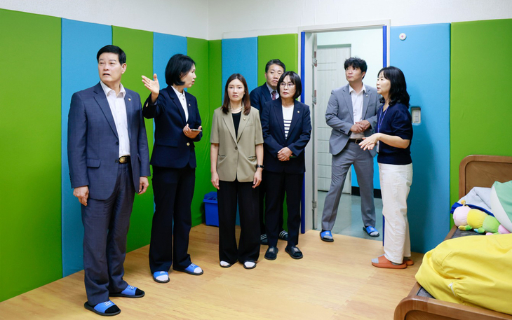 화성시의회 보건복지위원회 위원들이 지난 9일 관내 복지시설을 방문해 시설 관계자로부터 운영 현황에 대한 설명을 듣고 있다. 제공=화성시의회