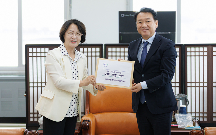 추미애 경기도지사(왼쪽)가 지난 9일 국회에서 이광재 국회 예결위원장에게 '2027년도 경기도 국비 지원 건의' 자료를 전달하고 있다. 제공=경기도