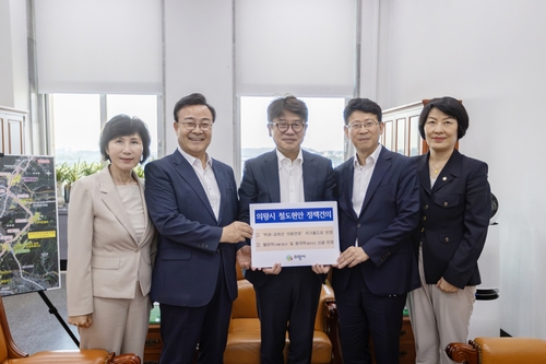 김성제 의왕시장(왼쪽 두번째)-유의동 국회 국토교통위원장(왼쪽 세번째)