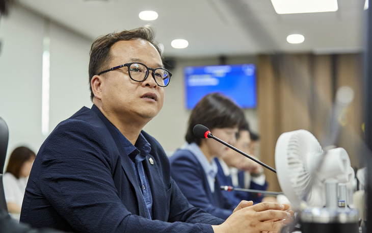 임창휘 경기도의원이 9일 열린 제393회 임시회 국제협력국 업무 현안 보고에서 경기 반도체·배터리 산업의 대외 통상 리스크와 관련해 질의하고 있다.