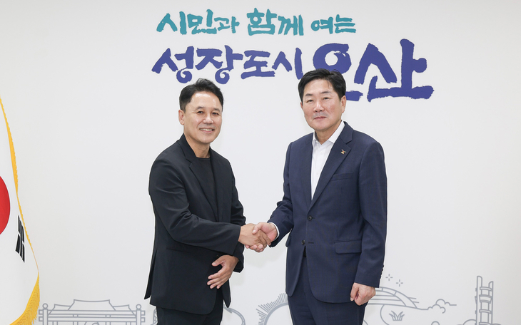 조용호 오산시장(오른쪽)과 박광선 어플라이드 머티어리얼즈 코리아 대표가 10일 시장 집무실에서 반도체 산업 협력 방안을 논의한 뒤 기념촬영을 하