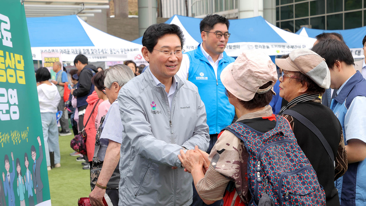 이상일 용인시장이 10일 시청 하늘광장에서 열린 '사회복지 박람회'에서 시민과 인사를 나누고 있다. 제공=용인시