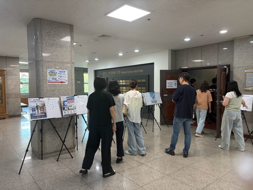 부천시 직원 7일 AI 청렴 포스터 공모전 우수작 선정 청렴스티커 부착