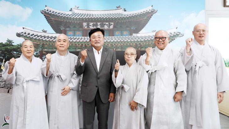 박관열 광주시장(왼쪽 세 번째)이 지난 8일 광주불교사암연합회 임원진과 차담회를 가진 뒤 기념촬영을 하고 있다. 제공=광주시