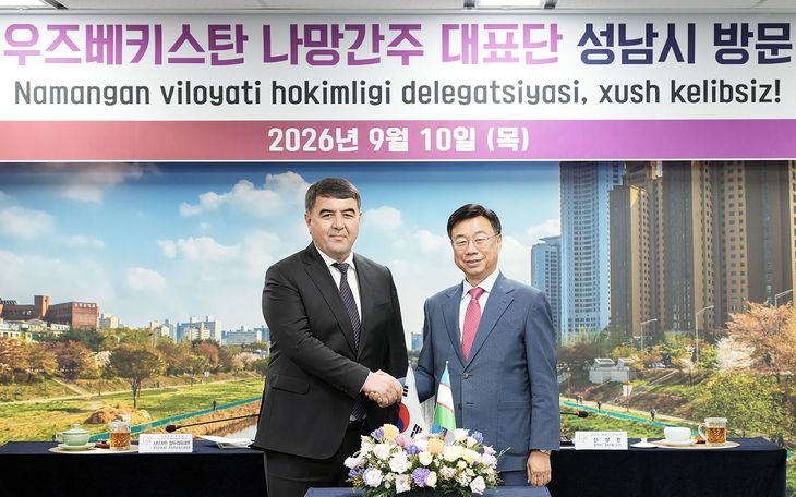 신상진 성남시장(오른쪽)이 지난 10일 성남시를 방문한 우즈베키스탄 나망간주의 샤브카트 압두라자코프 주지사와 악수하고 있다. 제공=성남시
