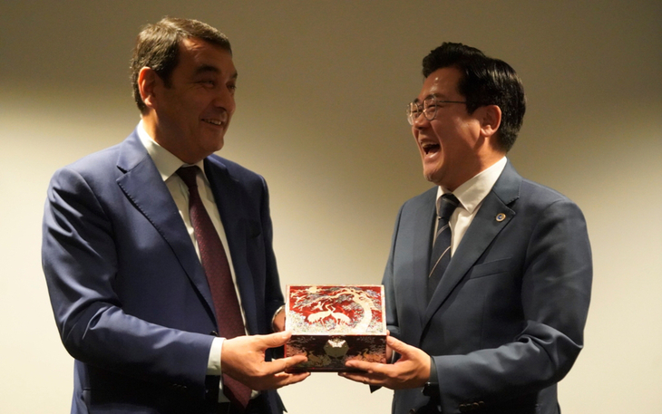 박찬대 인천시장(오른쪽)이 11일 서울 JW메리어트 동대문 스퀘어에서 하이룰로 보자로프 우즈베키스탄 페르가나주지사와 기념품을 함께 들고 환담하고