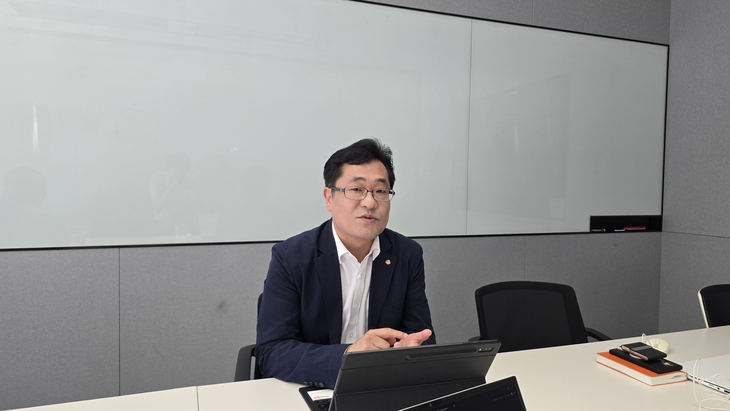 지난 3일 서울 여의도 한화투자증권 본사에서 <에너지경제신문>과 인터뷰하는 이진석 디지털L&D센터장 [사진=최태현 기자]