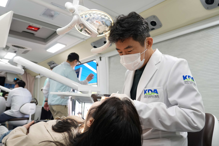 닥터자일리톨 버스에서 의료진이 참가자를 대상으로 진료를 진행하고 있다. 사진=롯데웰푸드