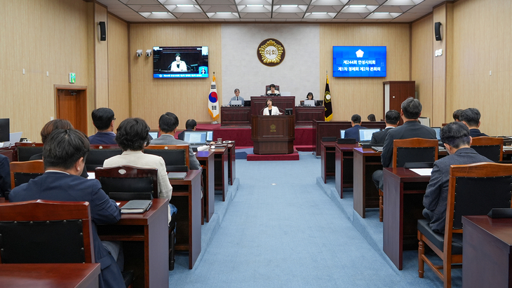 안성시의회가 11일 제244회 제1차 정례회 제2차 본회의를 열고 안건을 심의하고 있다. 제공=안성시의회