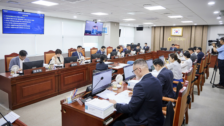 경기도의회 건설교통위원회가 상임위 회의실에서 안건 심의 및 2026년 제2회 추가경정예산안을 심사하고 있다. 제공=경기도의회