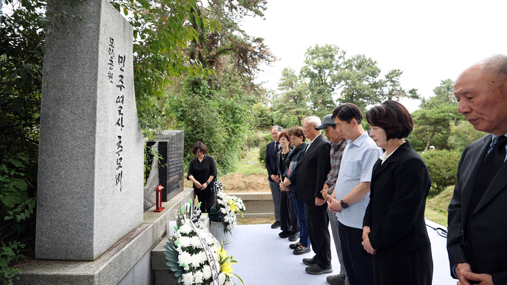 ▲ 추미애 경기도지사가 12일 남양주시 모란공원 민주열사묘역에서 열린 '2026년 경기도 민주화운동희생자 추모제'에 참석해 참석자들과 함께 묵념