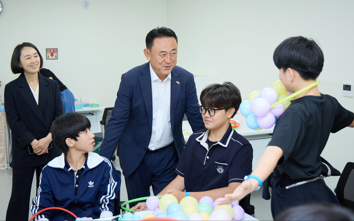 이충우 여주시장이 11일 여주시청소년수련관에서 열린 '2026 여주시 청소년 진로박람회' 체험 부스를 찾아 참가 청소년들과 대화를 나누며 격려하고