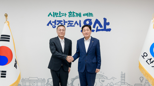 조용호 오산시장(오른쪽)이 지난 10일 김영태 포틱스노바테크닉스 대표와 본사 이전과 신사옥 건립, 지역인재 채용 등에 대해 논의한 뒤 기념촬영을 하