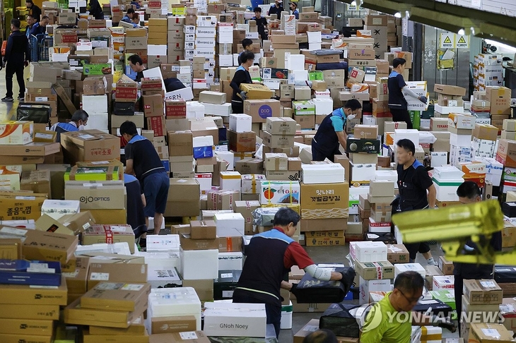 자료사진. 추석을 앞두고 서울 광진구 동서울우편물류센터 작업자들이 분주하게 택배 분류 작업을 하고 있다.