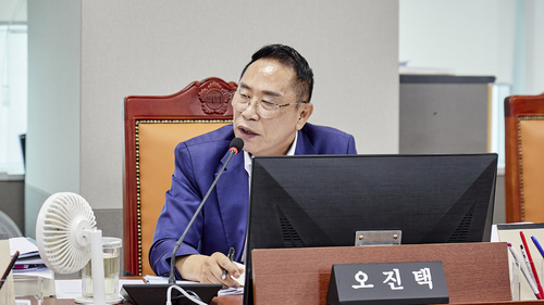 경기도의회 오진택 의원이 제393회 임시회 제2회 추경안 심사에서 경기국제공항추진단의 예산과 조직 운영 재검토를 촉구하고 있다. 제공=경기도의회