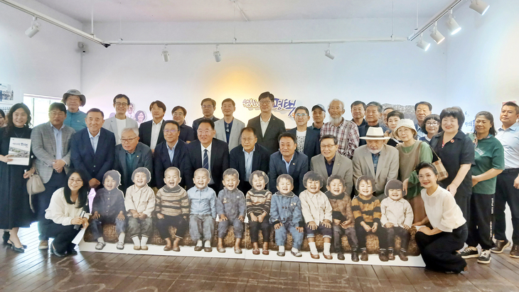 지난 9일 평택시 서탄면 웃다리문화촌에서 열린 박성복 아카이브 사진전 '영상실록 평택-100년 전 평택 사람들이 다시 돌아오다' 개막식에서 참석자