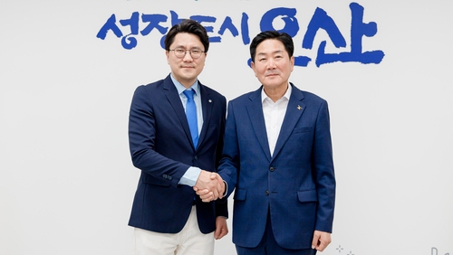 조용호 오산시장(오른쪽)이 지난 10일 정환욱 메가코스 대표와 만나 가장2산업단지 입주와 투자·신규고용 방안을 논의한 뒤 기념촬영을 하고 있다. 제