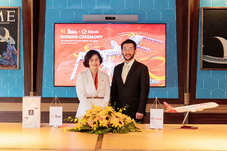 클룩 이준호 한국 지사장(오른쪽)과 썬 호스피탈리티 앤 엔터테인먼트 Tran Nguyen, Deputy CEO(왼쪽)이 업무협약식에서 기념 촬영을 하고 있다.