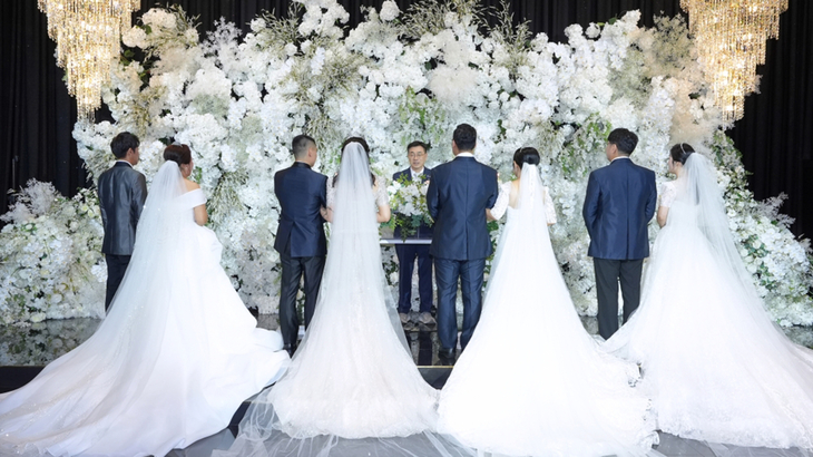 지난 4일 고덕면 웨딩아티움에서 열린 '제27회 평택시새마을 사랑결혼식'에서 네 쌍의 부부가 합동결혼식을 올리고 있다. 제공=평택시