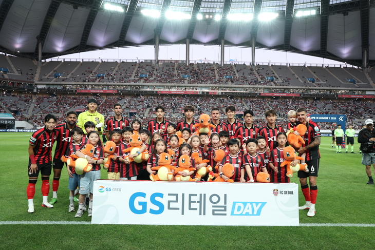 지난 5일 열린  GS리테일 브랜드 데이 행사에 참석한 임직원 자녀들이 경기에 앞서 FC서울 선수들과 기념 촬영을 하고 있다. 사진=GS리테일