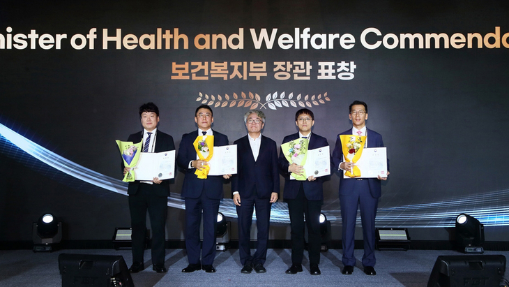 인천에 본사 또는 주요 연구 기반을 둔 바이오 기업 관계자들이 '2026 바이오헬스 글로벌 오픈이노베이션 위크' 유공자 포상식에서 보건복지부 장관