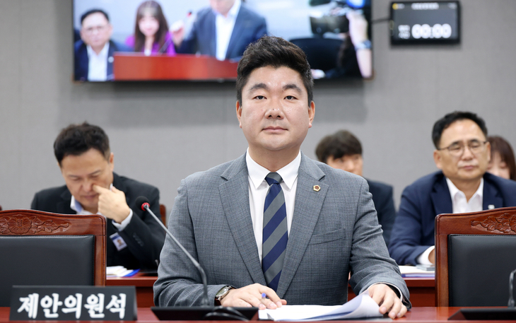 장한별 경기도의회 의회운영위원장이 14일 의회운영위원회 회의에서 '경기도의회 의안의 비용추계에 관한 조례안' 심사에 참석하고 있다. 제공=경