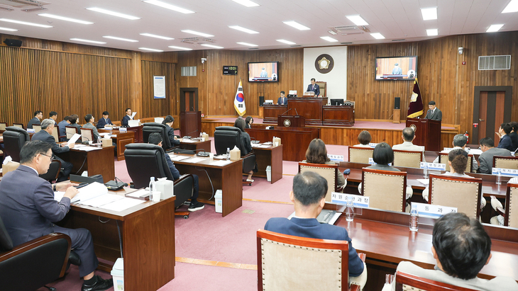 여주시의회가 14일 제83회 제1차 정례회 제2차 본회의를 열고 안건 처리와 시정질문을 진행하고 있다. 제공=여주시의회