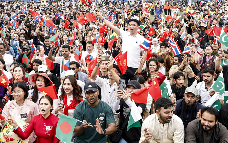 지난 13일 향남 도원체육공원에서 열린 '2026 화성시 세계문화축제'에서 다양한 국적의 주민들이 각국의 국기를 흔들며 화합의 시간을 갖고 있다. 제