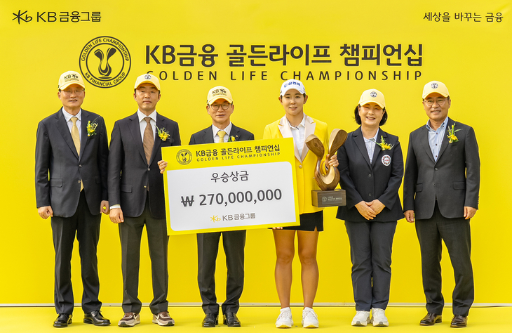 지난 13일, 경기도 이천 블랙스톤 골프클럽에서 진행된 'KB금융 골든라이프 챔피언십' 시상식에서 (왼쪽부터) 이환주 KB국민은행장, 원기룡 블랙스톤