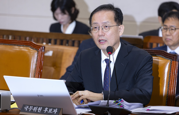 청문회에서 답변하는 이형일 후보자