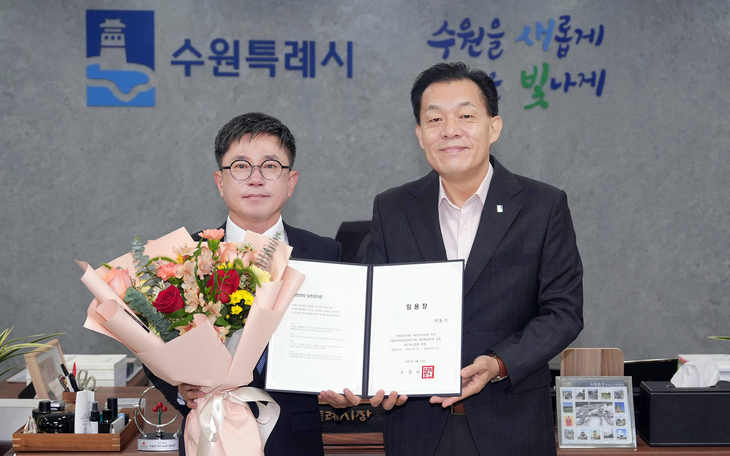 이재준 수원시장(오른쪽)이 14일 이동기 제2부시장에게 임용장을 수여했다. 제공=수원시