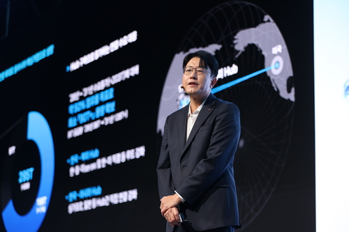KT 전명준 Enterprise서비스본부장이 'kt cloud summit 2026'에서 초저지연 백본망을 활용한 분산 AIDC 네트워크 전략을 발표하고 있다. 사진=KT