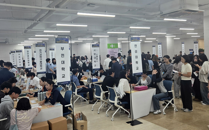 지난 12일 인하공전에서 열린 '2027학년도 전문대학 수시입학박람회'에서 수험생과 학부모들이 대학별 상담부스를 찾아 입학 상담을 받고 있다. 제공