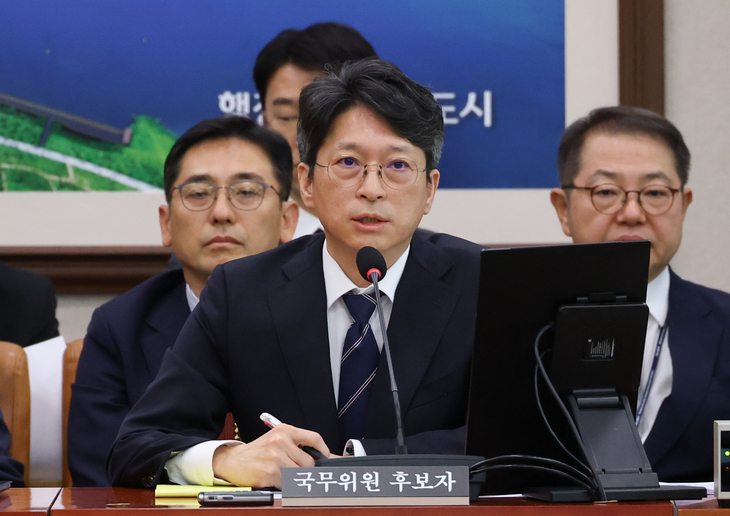질의에 답변하는 홍지선 국토교통부 장관 후보자