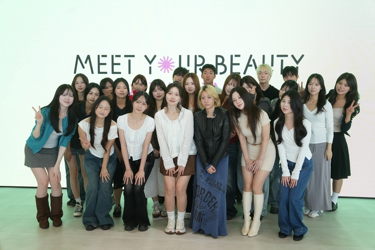 지난 11일 열린 '밋유어뷰티 아카데미' 해단식에서 수료 참가자 25명이 기념사진을 찍고 있다. 사진=아모레퍼시픽