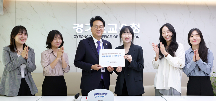 안민석 경기도교육감은 15일 조원청사에서 채유경 경기교사노동조합 위원장으로부터 '불합리한 학교 현장 대전환을 위한 현장 교사들의 100가지 요구