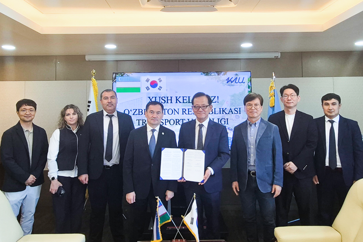 허희영 한국항공대 총장(가운데 오른쪽)과 일홈 마흐카모프 우즈베키스탄 교통부 장관(가운데 왼쪽)을 비롯한 양측 관계자들이 15일 업무협약 체결 후