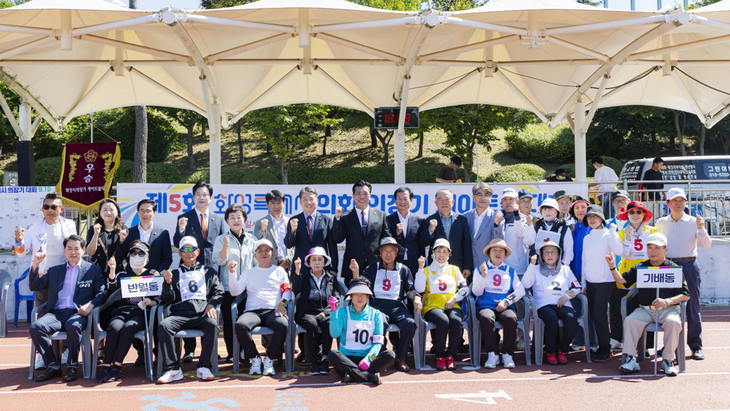 이계철 화성시의회 의장과 시의원, 체육회 관계자, 게이트볼 동호인 등이 15일 도원체육공원 축구장에서 열린 '제5회 화성시의회의장기 게이트볼대회