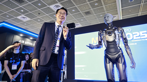 정명근 화성시장이 'MARS 2025'에서 휴머노이드 로봇과 대화하고 있다. 제공=화성시