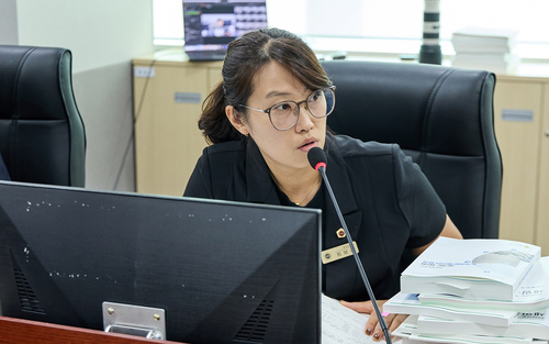 최보라 경기도의원이 제393회 임시회 예산결산특별위원회에서 학교급식비 지원 사업의 예산 편성과 지방채 재원 활용에 대해 질의하고 있다. 제공=경