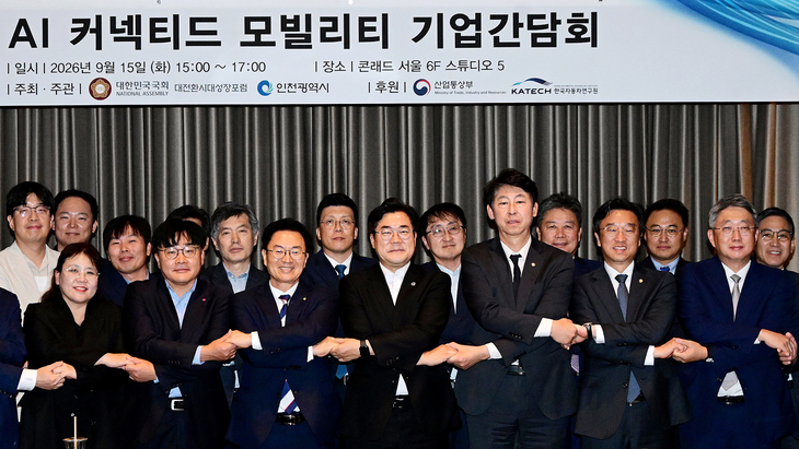 박찬대 인천시장과 국회의원, 정부·기업·유관기관 관계자들이 15일 서울 콘래드 호텔에서 열린 'AI 커넥티드 모빌리티 기업 간담회'에서 기념촬영