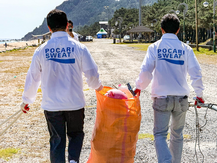 동아오츠카가 제26회 국제연안정화의 날을 맞아 16일 경북 울진군 기성망양해수욕장 일대에서 울진해양경찰서와 민·관 합동 연안정화활동을 진행했다